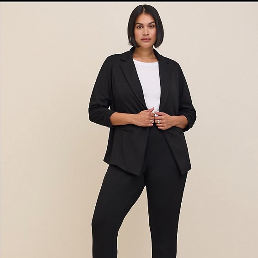 Size 2 TORRID STUDIO CUPEO SINGLE BUTTON BLAZER